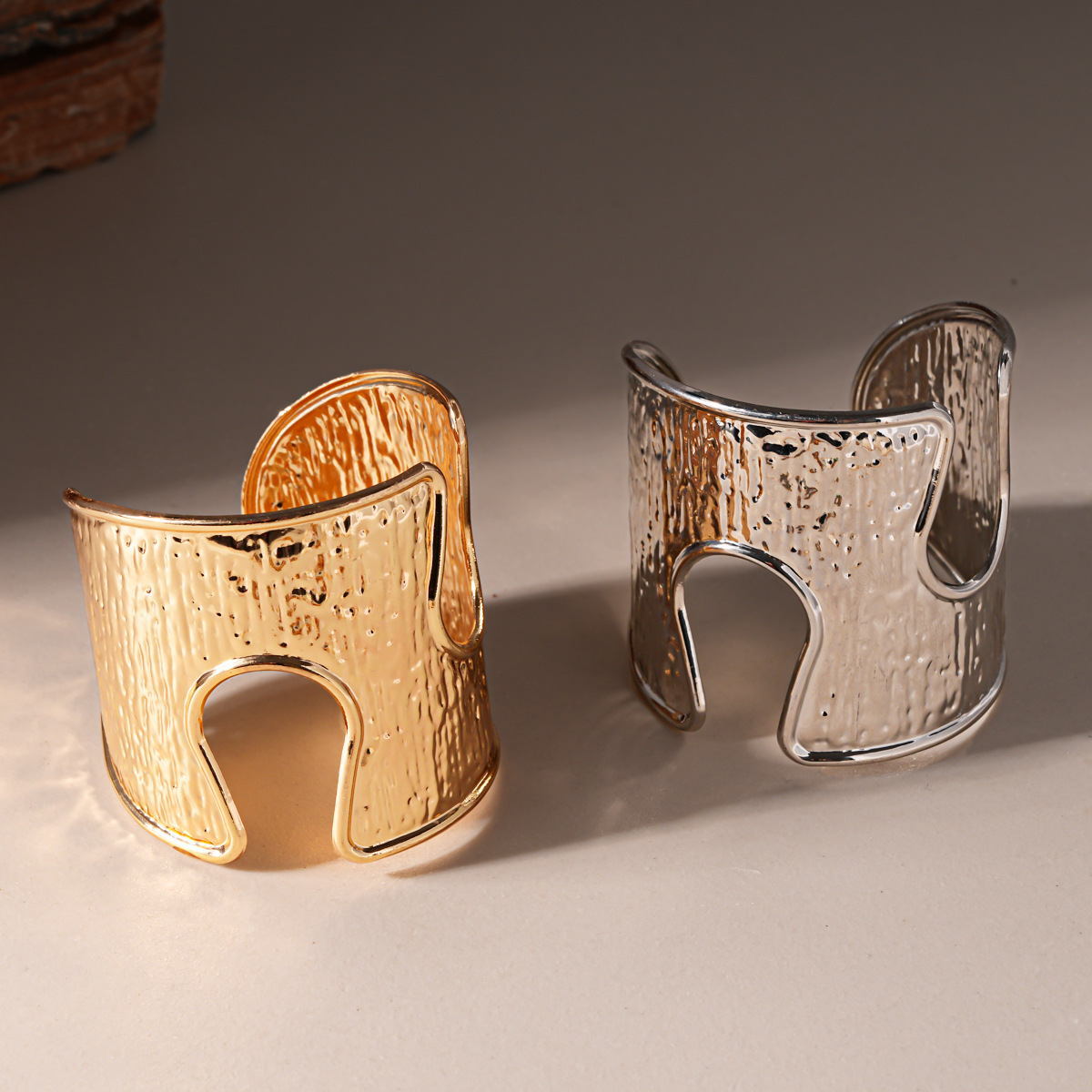 Europa y los Estados Unidos de la industria pesada sensación de metal hueco pulsera abierta redonda brazalete nicho de alta calidad personalidad transfronteriza brazalete