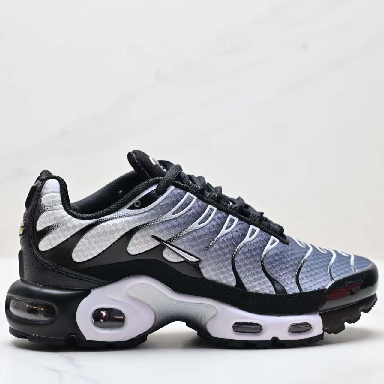 Nike Air Max Plus Black Metallic Silver White DM0032-003