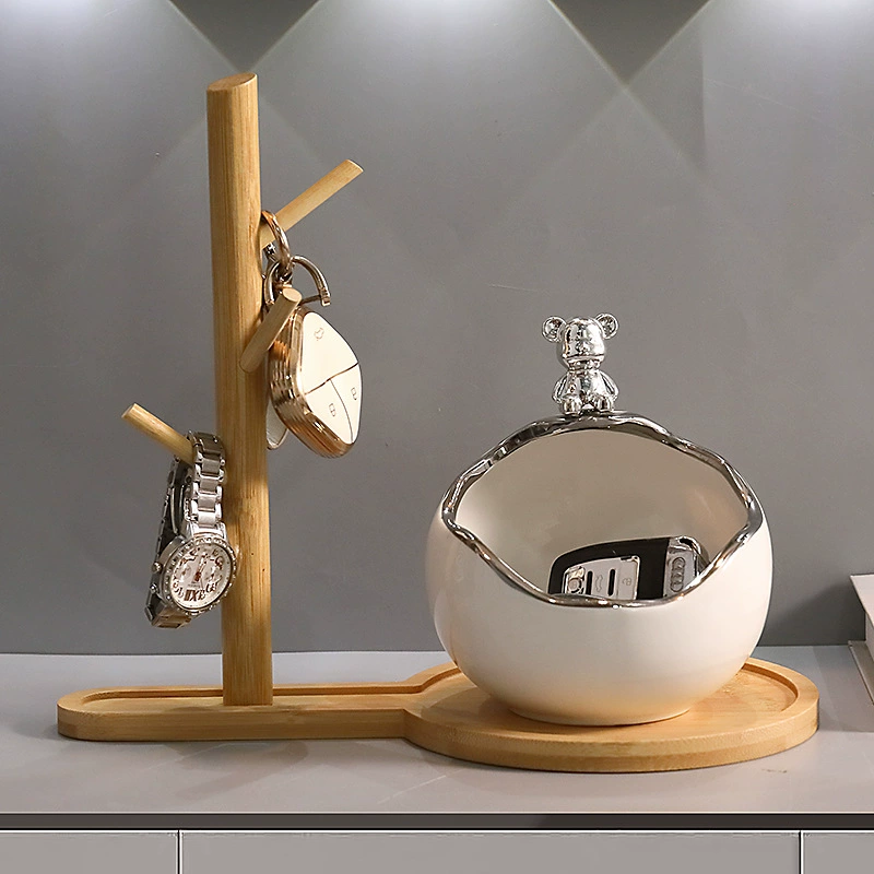 Подставка для ключей на крыльце входа в дом