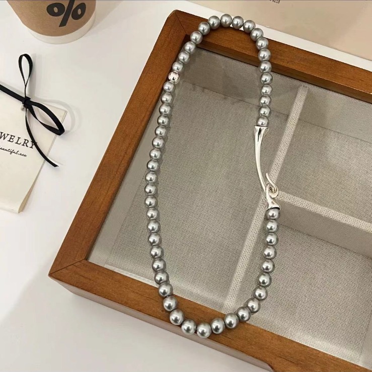 Retro fashionable elegant necklace from pearl