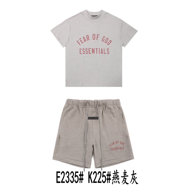 Una pieza de la marca de moda FOG de doble línea ESSENTIALS letra con lema impreso camiseta de manga corta para hombres y mujeres media manga en la calle