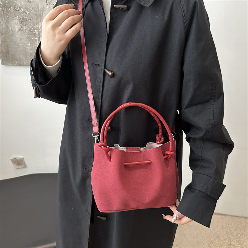 Bolso de mano de gran capacidad de viaje retro 2024 invierno nuevo estilo universal de alta sensación de hombro mochila bolso especial para mujeres