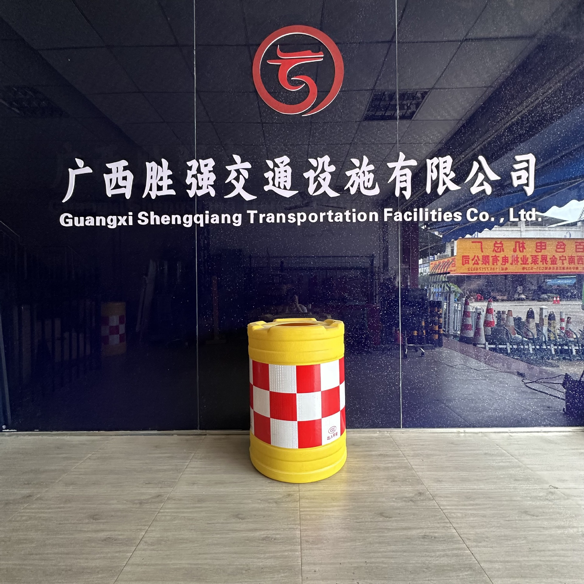 广西南宁防撞桶圆柱形公路交通反光注水桶 交通安全防撞设施