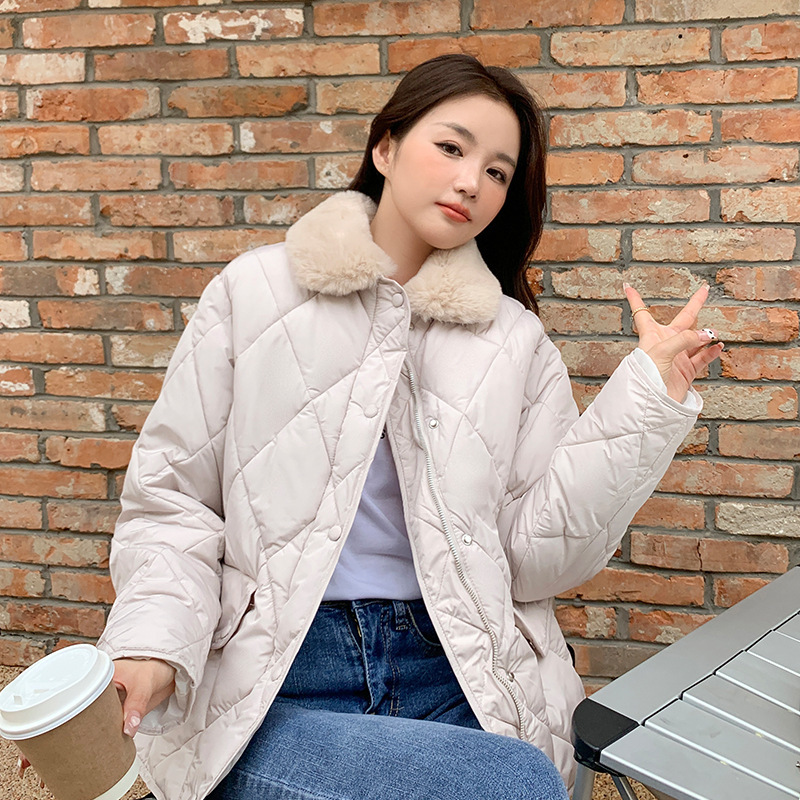 Loose quilted puffer jacket for women, autumn/winter 2026, with spliced fur collar, warm and thick, with a unique design Loose quilted puffer jacket for women, autumn/winter 2026, with spliced fur collar, warm and thick, with a unique design