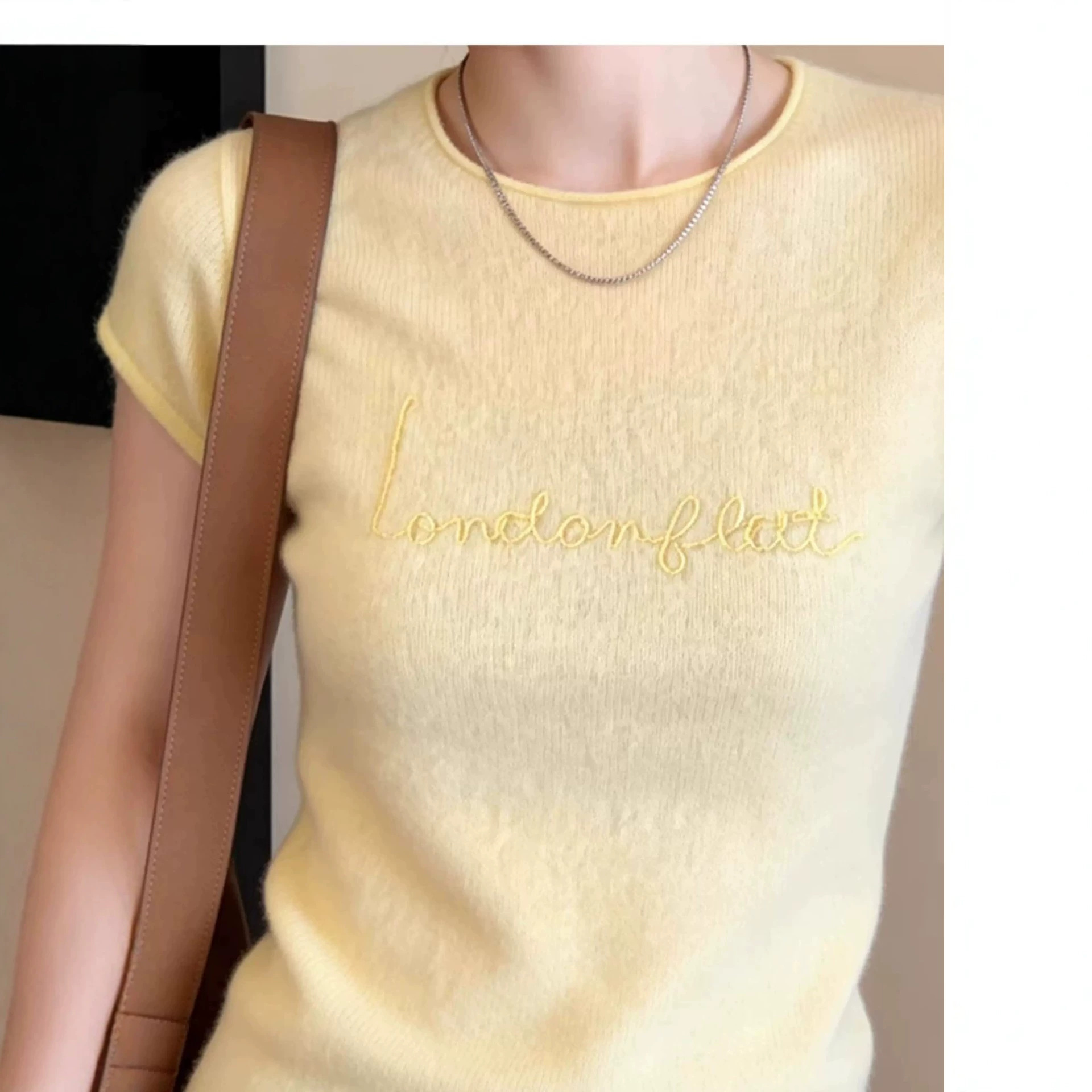 Áo thun nữ tay lửng thêu hoa chất liệu len lụa mát mẻ — màu vàng chi tiết 3