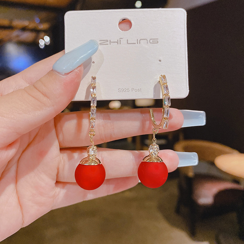 2023 nueva moda moda cara redonda temperamento fino hebillas de orejas sirena Ji pendientes de perlas personalidad todo-fósforo pendientes al por mayor