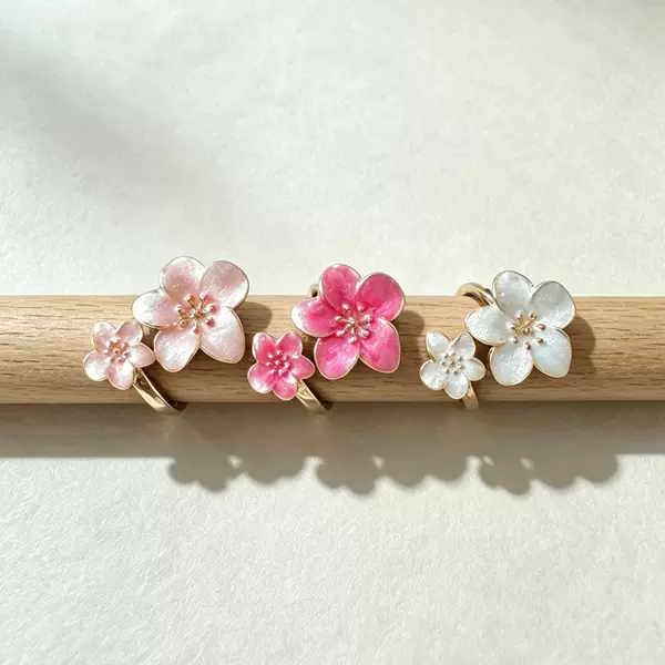 New French-style enamel metal flower ring, vintage court-style design, suitable for the index finger, exuding a luxurious and sophisticated vibe, a unique and stylish piece of jewelry for women