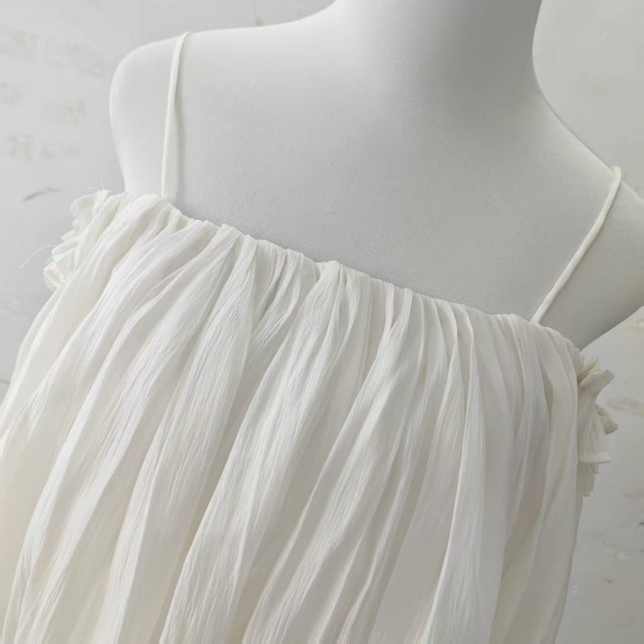 Weiße Schulterfreie Bluse Mit Rüschen Und Langen Ärmeln Im Stil_voghion.com