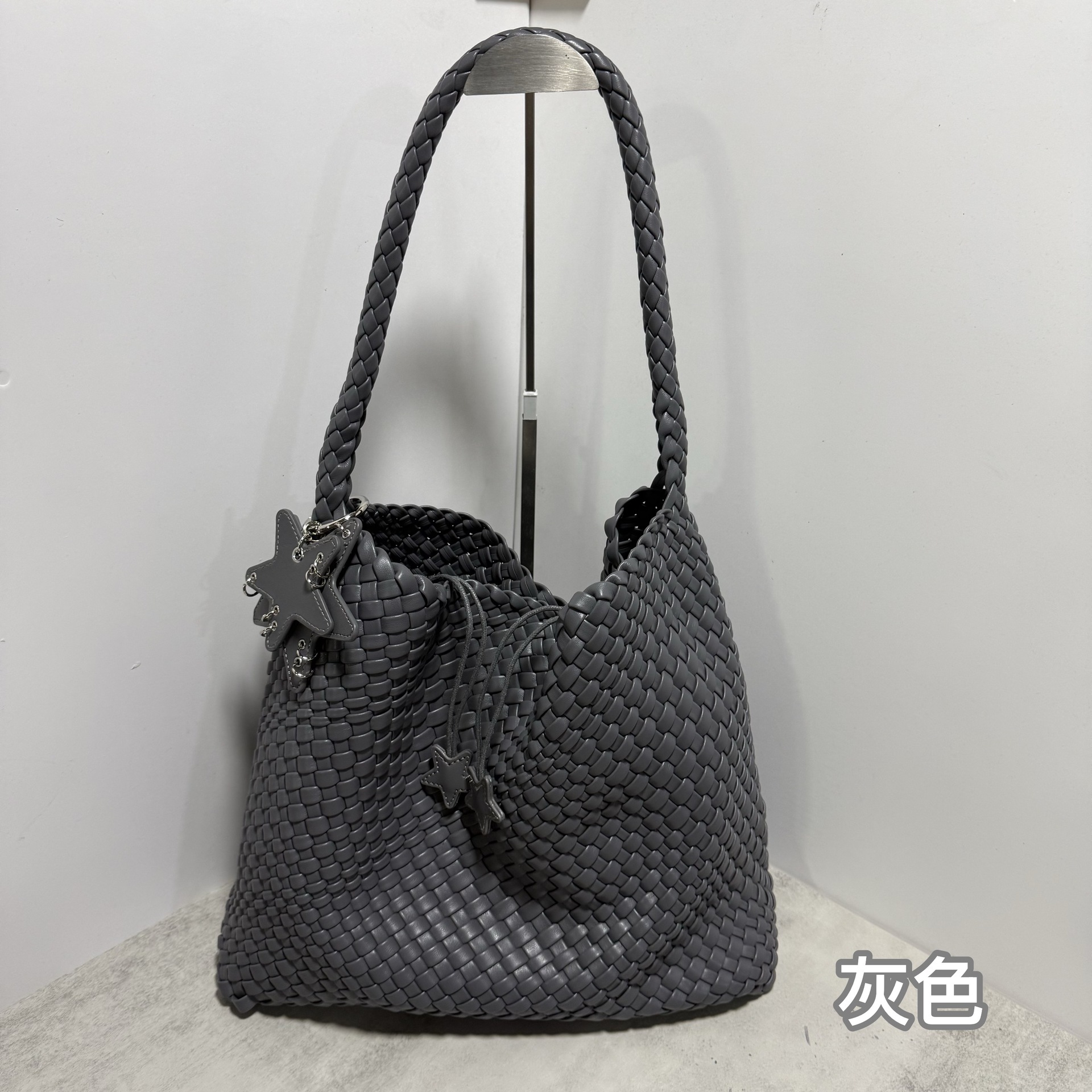 회색 대형