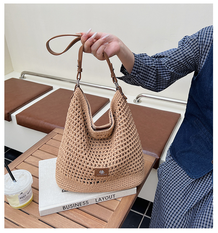Summer hollowed-out knitted underarm bag for women, 2025 new style, laid-back and relaxed, seaside vacation style single-shoulder crossbody bag full figure