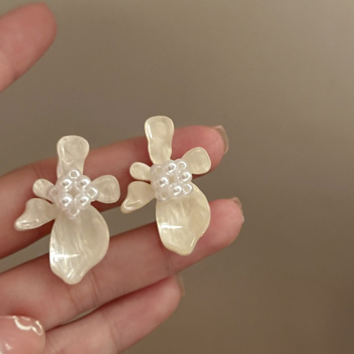 Sequential Garden ~ Super Ethereal French Vintage Pearl Flower Acrylic Earrings with Exquisite and Luxurious Sense of Design