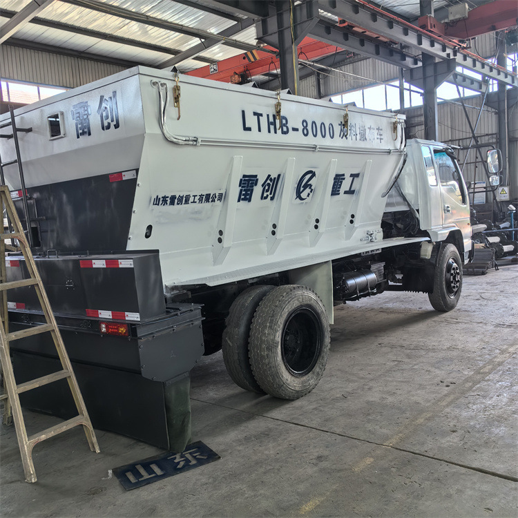 封闭式无扬尘 节能环保灰料撒布车  可撒白灰 水泥  消解灰