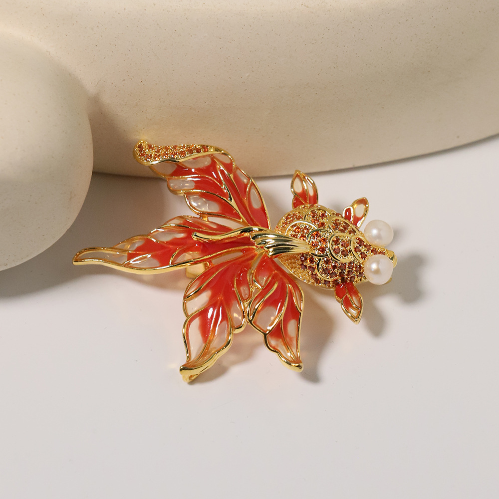 Año Nuevo estilo chino broche de pez dorado retro lujo koi rojo perla de agua dulce broche de pecho decoración occidental mujer