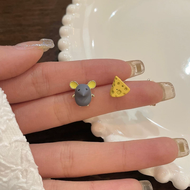 Асимметричный милый мышонок сыр серьги 2024 новый прилив сладкий темперамент серьги женская личность серьги масло