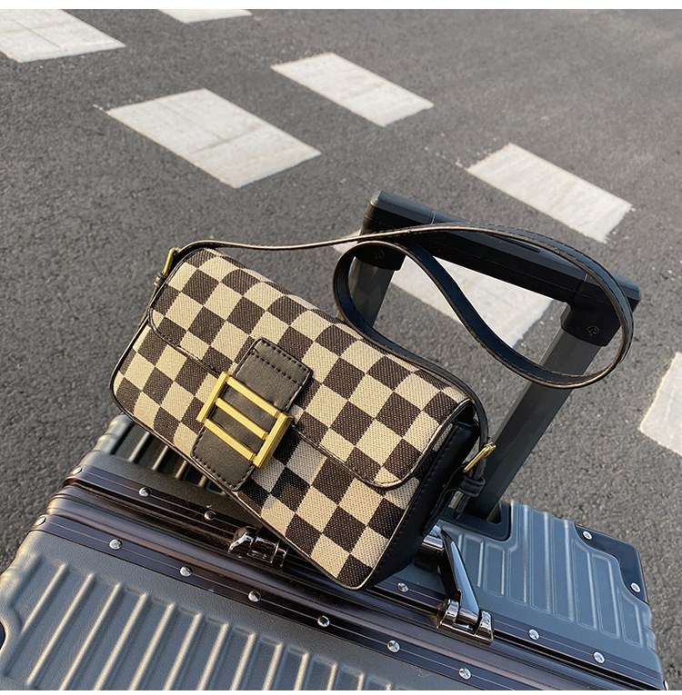 Autumn And Winter Niche Checkerboard Messenger Bag Fashion Small Square Bag display picture 2