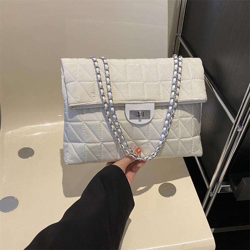 Commuting gran capacidad bordado bolso de diamante de invierno 2024 nuevo estilo textura mochila bolso de cadena de hombro ocio