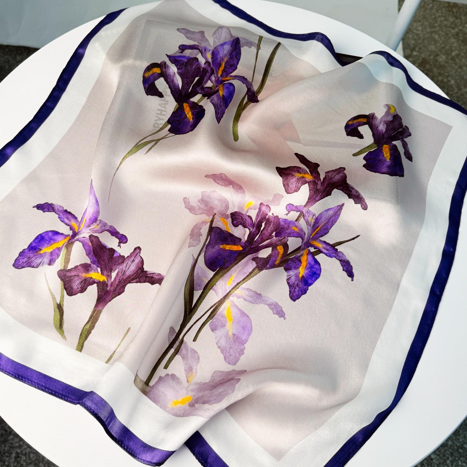 Pañuelo de seda con estampado de flores de iris violeta mujer_voghion.com