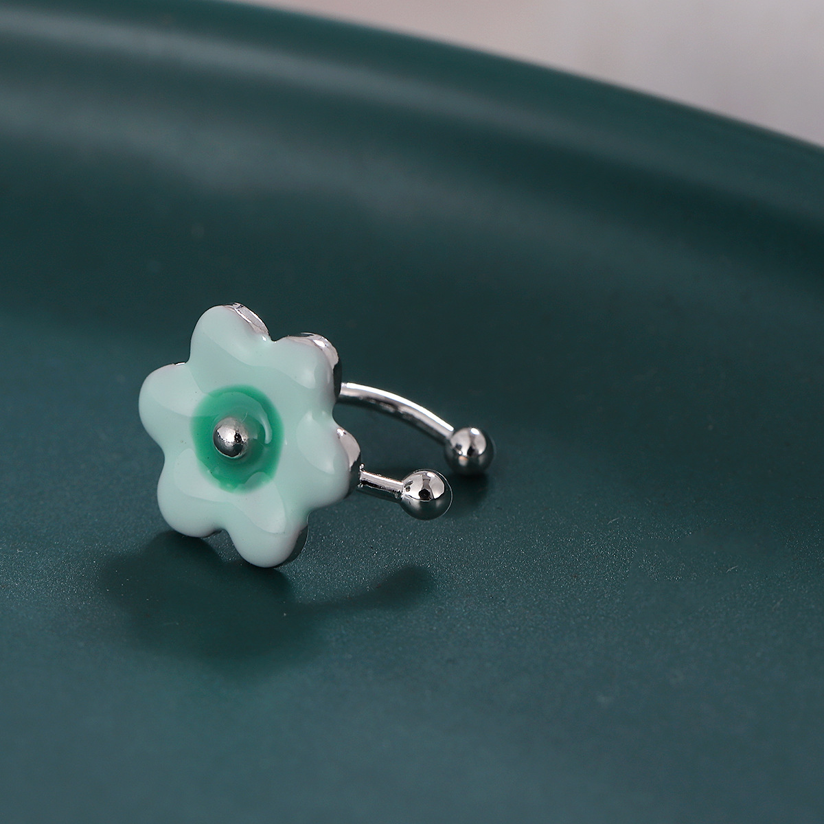 Ouyang Nana mismo estilo flor oreja hueso clip conjunto de tres piezas Super Hada dulce linda chica sintiendo 2023 nuevo clip de oreja