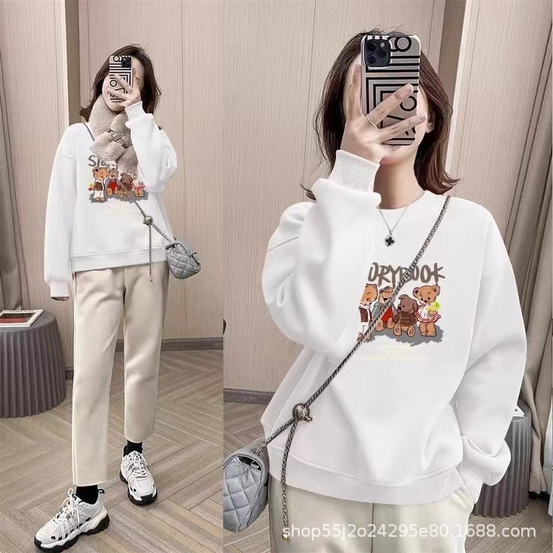 흰색 얇은 네 마리의 작은 곰