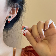 新しいデザインの蝶のピアスは小さくて、シンプルなデザイン感があります。