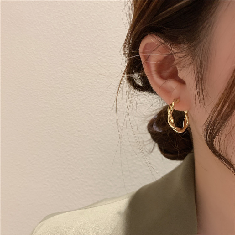 Versione coreana Anello con spirale antizanzara con impasto fritto, clip per orecchie da donna, stile 2023, orecchini di alta qualità_voghion.com