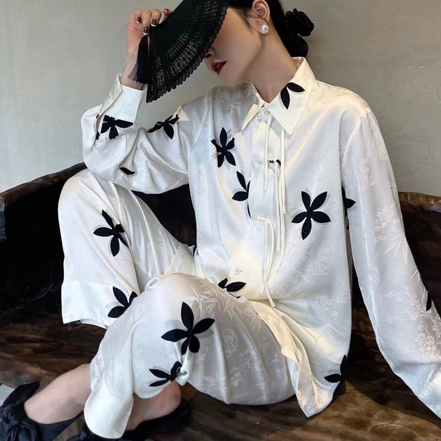 흰색 배경 검은 다섯 별