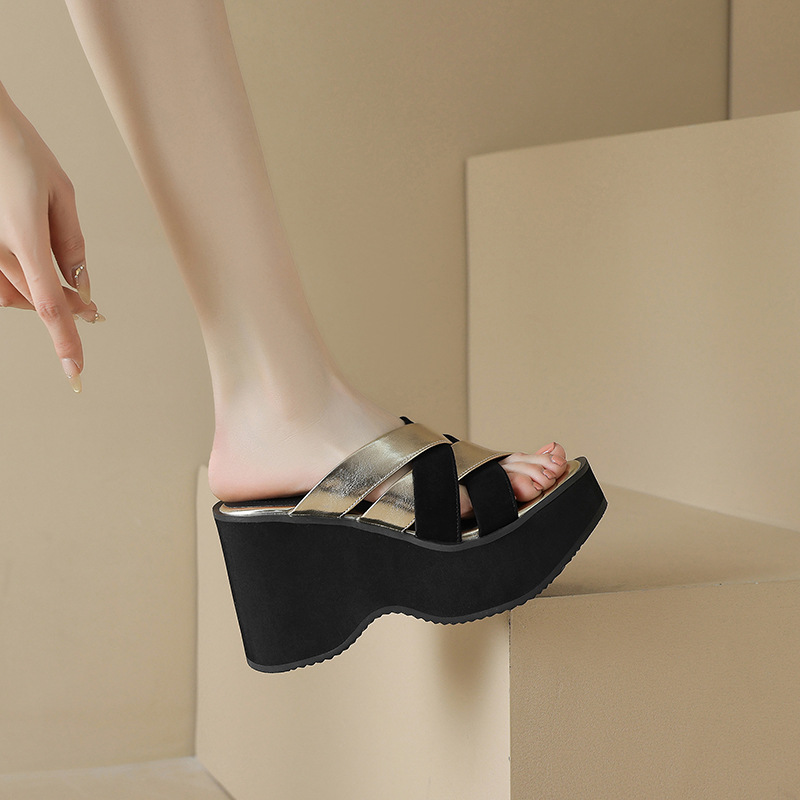 Dép xỏ ngón nữ đế xuồng dày 10cm, hở mũi phối màu mùa hè — đen, vàng, bạc