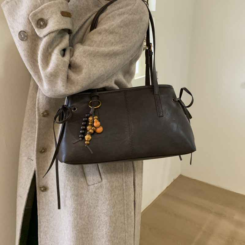 Bolsa Baguette Vintage Simples com Alça Longa para o Outono/Inverno 2025, Estilo Niche, Versátil e Ideal para Uso Diário._voghion.com