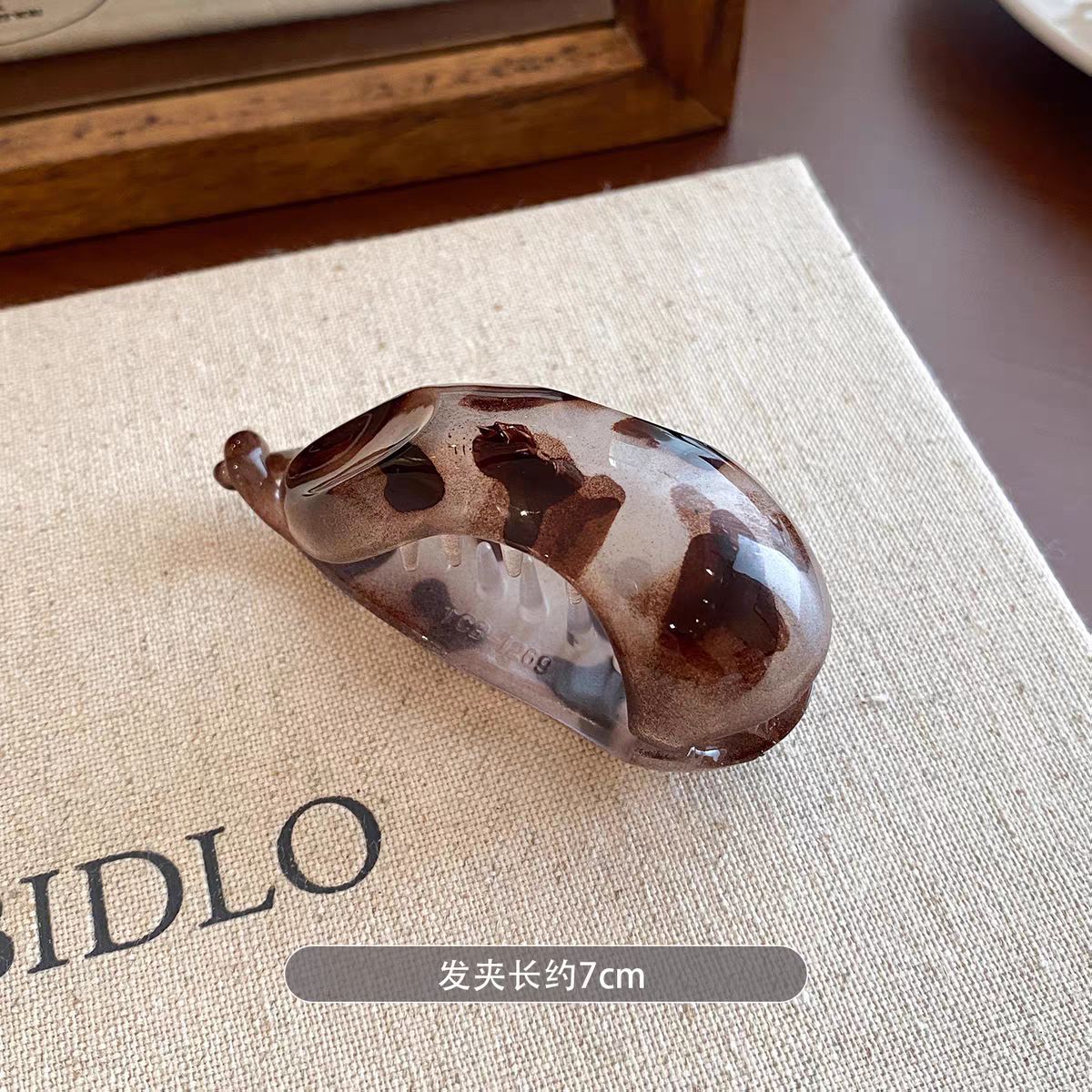 チョコレートブラウンのシンプルな髪にサメのクリップ2025の新しい高級感ヘアクリップの女性の後頭部クリップの髪飾り