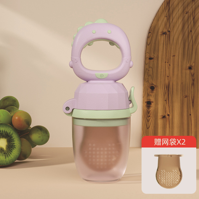 赤ちゃんは果物と野菜を噛んで、果物を食べます。|undefined