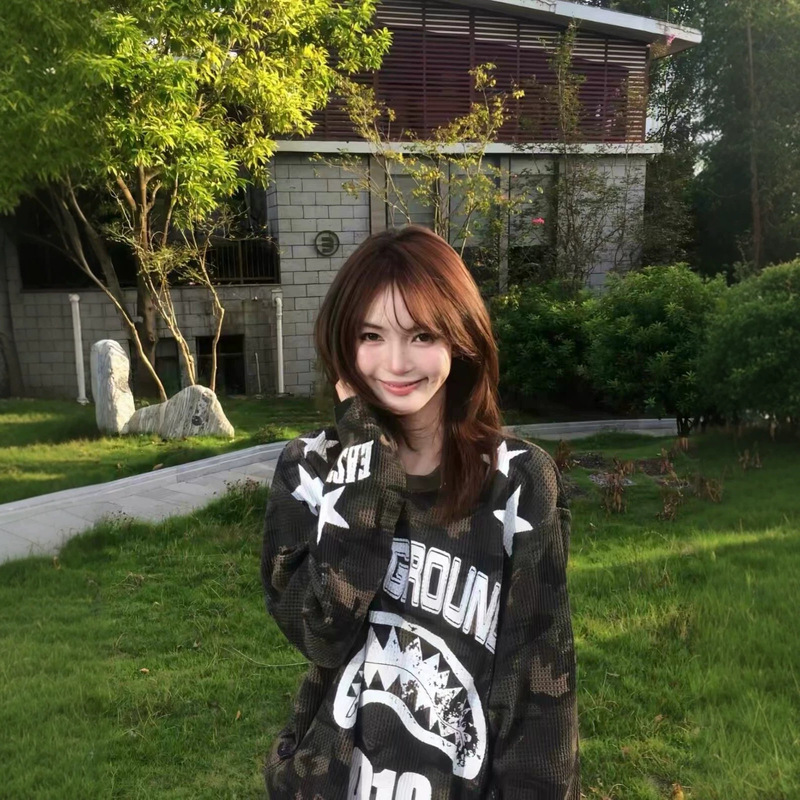 Chinese-style shark letter camouflage long-sleeve T-shirt for women, loose fit, retro American street casual base layer top for spring and autumn Chinese-style shark letter camouflage long-sleeve T-shirt for women, loose fit, retro American street casual base layer top for spring and autumn
