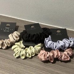 韓国の気質のシルクの滑りの気質のサテンの大腸のシュシュのシンプルな純色のフランスの髪のひもの皮の筋の中号の腸の輪