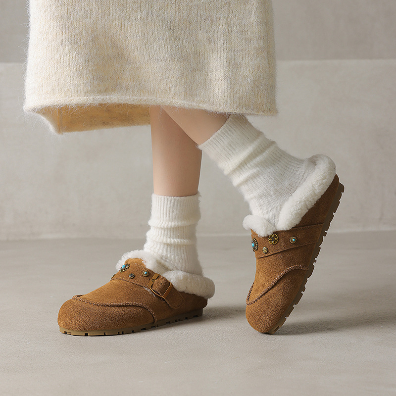 Dép mule nữ lông cừu đế xốp Birkenstock phong cách đinh tán, mũi kín, lót nâng nhẹ — hổ phách