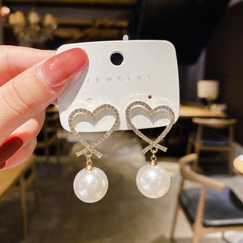 South Korea Temperament Big Pearl Hollow Heart Earrings display picture 3