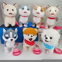 子供のぬいぐるみは読み返して話します。舌を舐めます。電動玩具は歌を歌います。