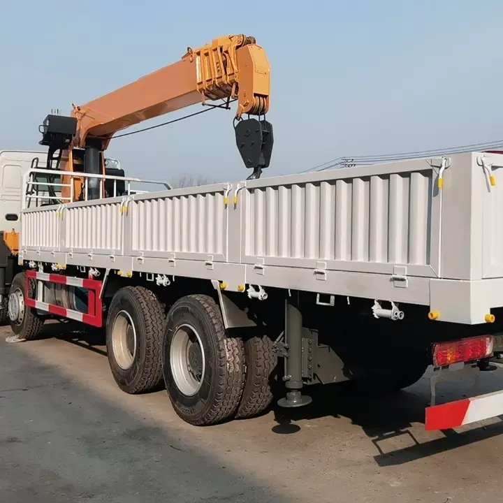 跨境供应重汽豪沃HOWO371 6X4 5吨随车吊工程卡车Truck crane