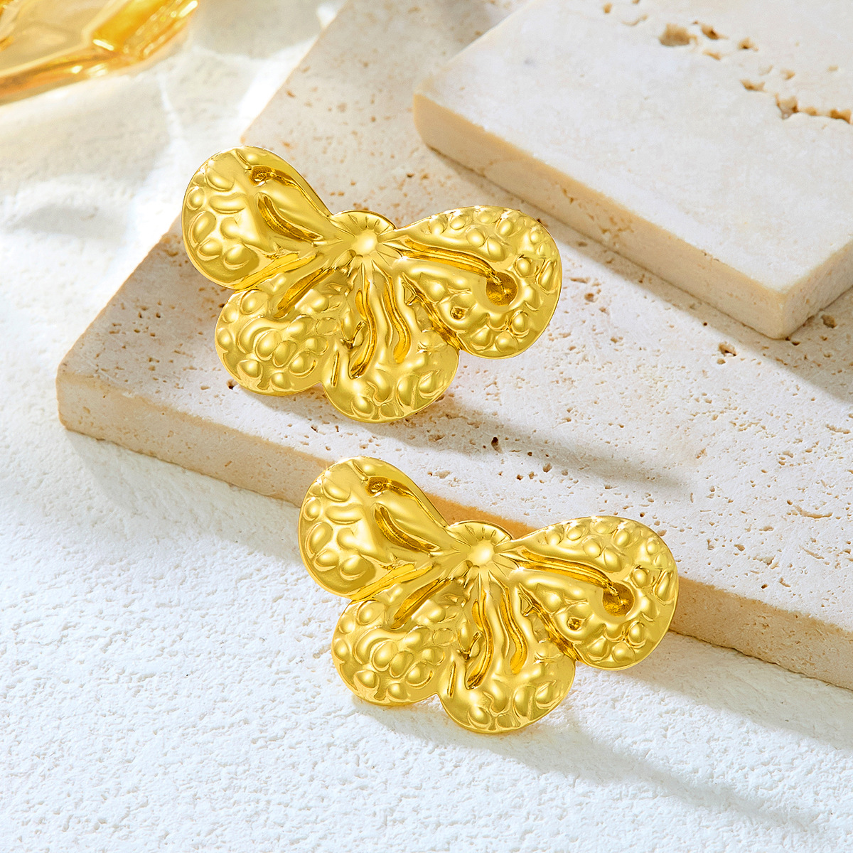 Europa y los Estados Unidos simple pétalos aretes de geometría de acero inoxidable para mujeres aretes de aire frío nicho temperamento aretes de diseño versátil