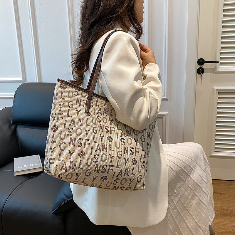 Bolsas de gran capacidad de este año, bolsas de moda populares, bolsas de viaje portátiles de hombro, invierno 2024, nueva marea de letras