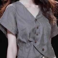 フランスの贅沢な襟の半袖のシャツの女性のデザイン感の小さい大衆の独特で美しい小さいシャツの短いタイプの絶妙な上着