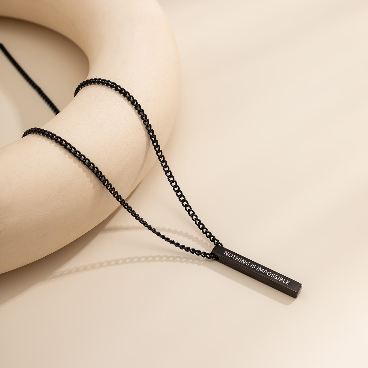 Smycken Sött Coolt Svart Spray Långt Hänge Med Enkelt Och Elegant Bokstav Titan Stål Halsband För Kvinnor_voghion.com