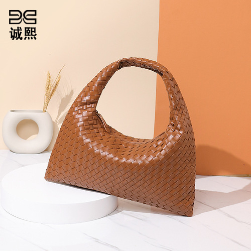 Commuter Versatile Large Capacity Retro Handbag for Women with Quality Casual Single Shoulder Bag Fashion Hand-woven Bag