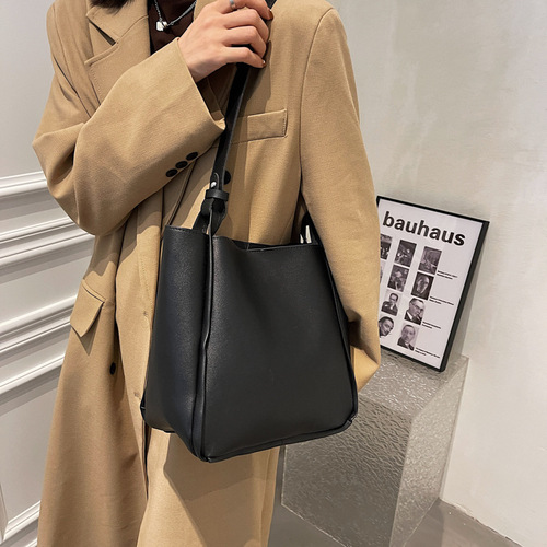Large-capacity bag for women in autumn and winter new bucket bag  new trendy Korean version soft leather texture shoulder crossbody bag