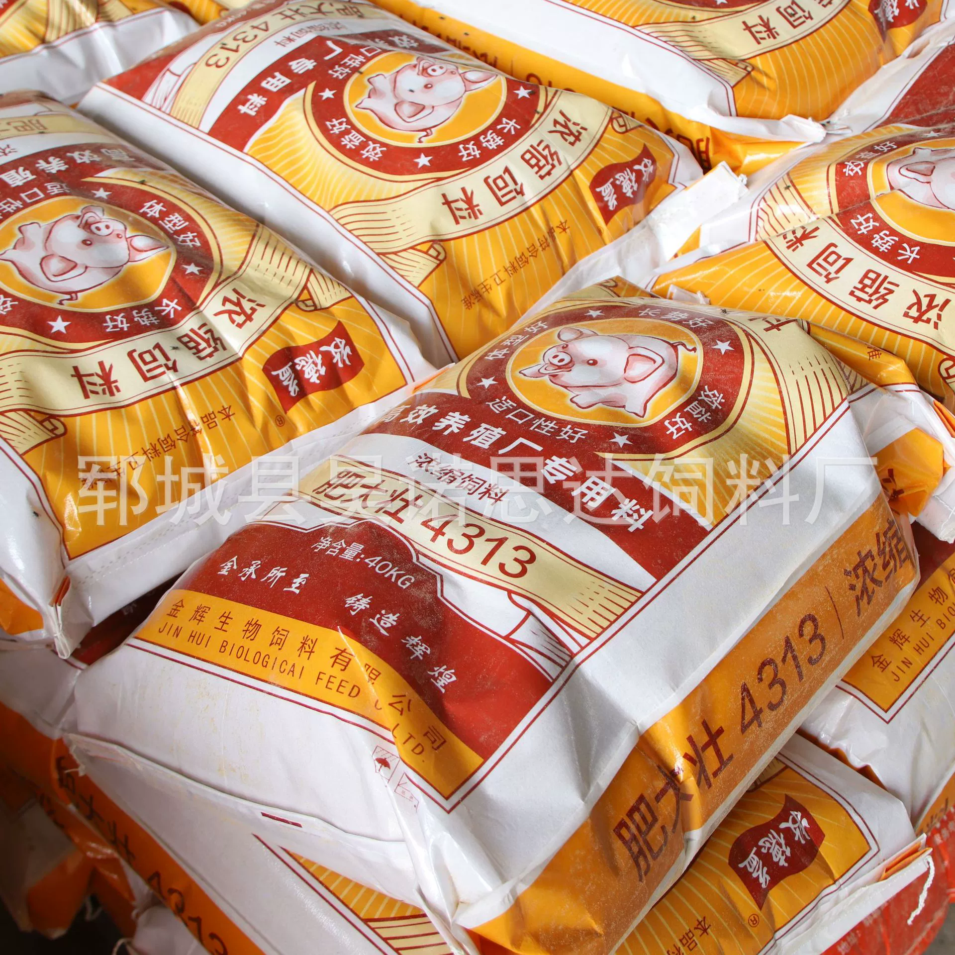 Производитель производит концентрированные гранулы корма для свиней среднего и крупного размера в мешках и поставляет концентрированный корм для откорма свиней на складе для оптовых закупок.