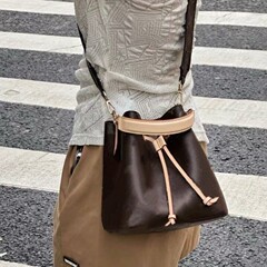 ロバシリーズ オールドフラワー ネオネオ バケットバッグ シャンパンバレル 牛革 ショルダーストラップ クロスボディバッグ 長く背中にも短く持ち運べます