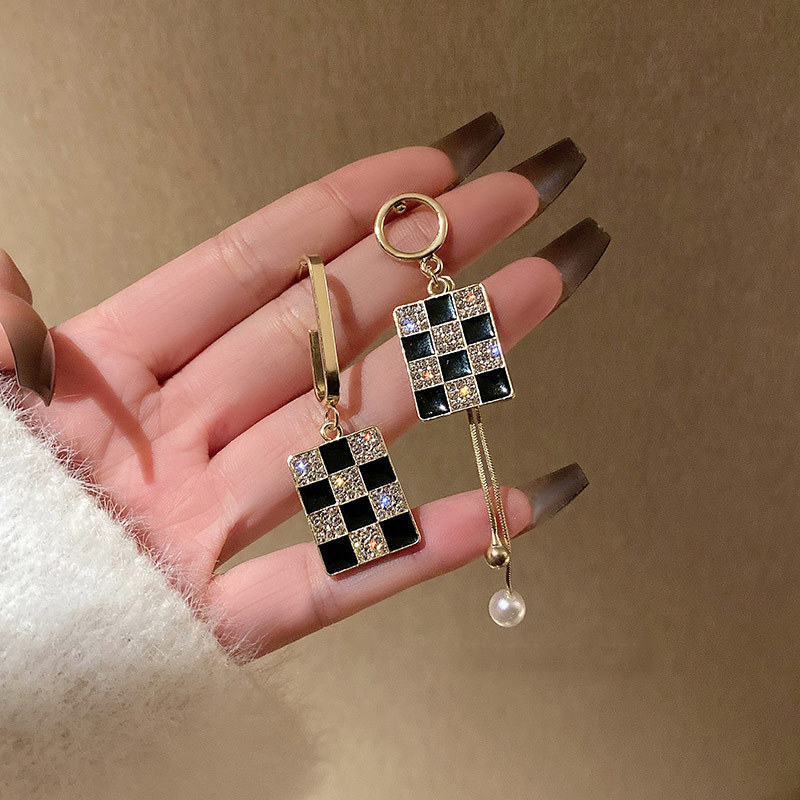 Fashionable asymmetrical earrings