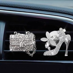 アマゾンで人気のダイヤモンド付き車載エアコン吹き出し口香水クリップ、車用芳香剤、車内装飾、ハイヒール、バッグ