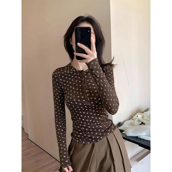 Retro fitted winter long-sleeve with a round collar