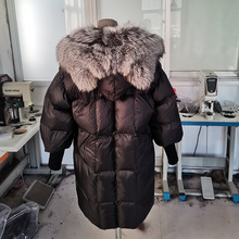 新款定制冬季保暖白鸭绒330g长款女士真毛银狐毛领羽绒服带帽批发