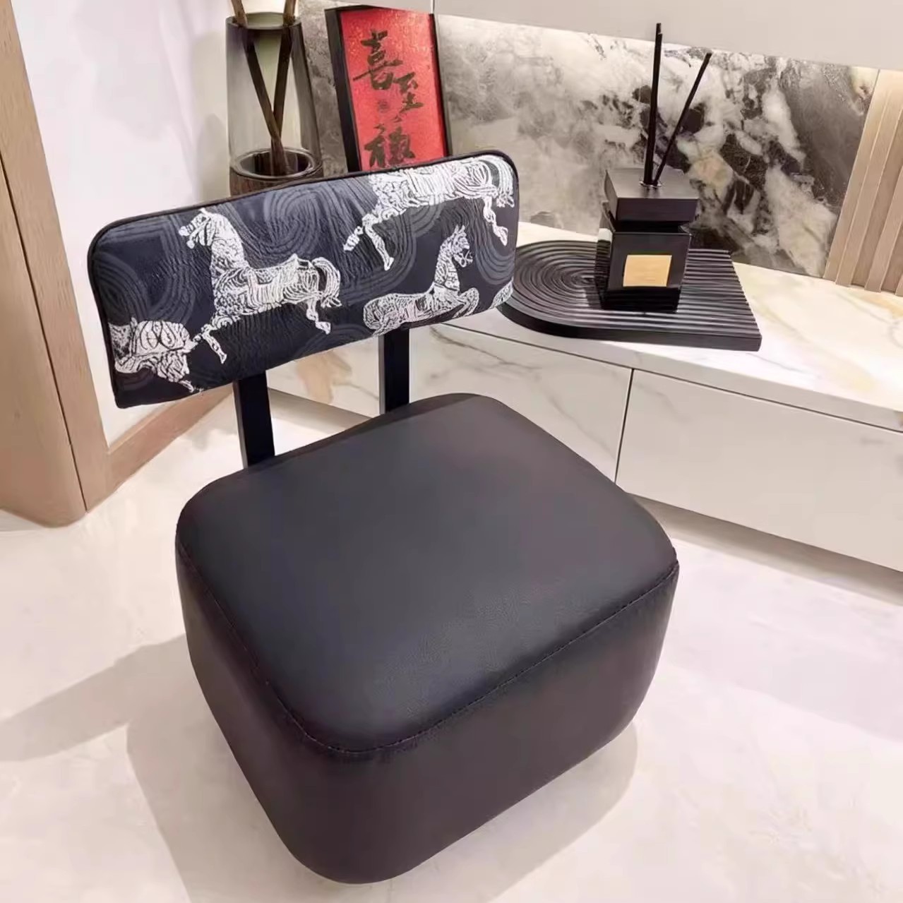 Trendy Swivel Stool with Wheels, Low Stool with Backrest for Living Room, Home Use, Shoe Changing Stool, Light Luxury