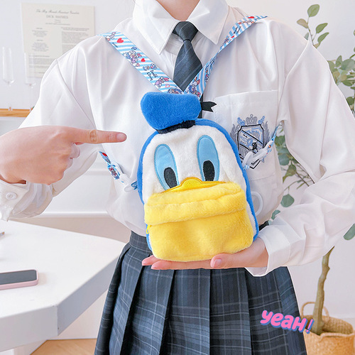 新款多用卡通毛绒包包女可爱小熊单肩斜挎百搭胸包小鸭子双肩背包